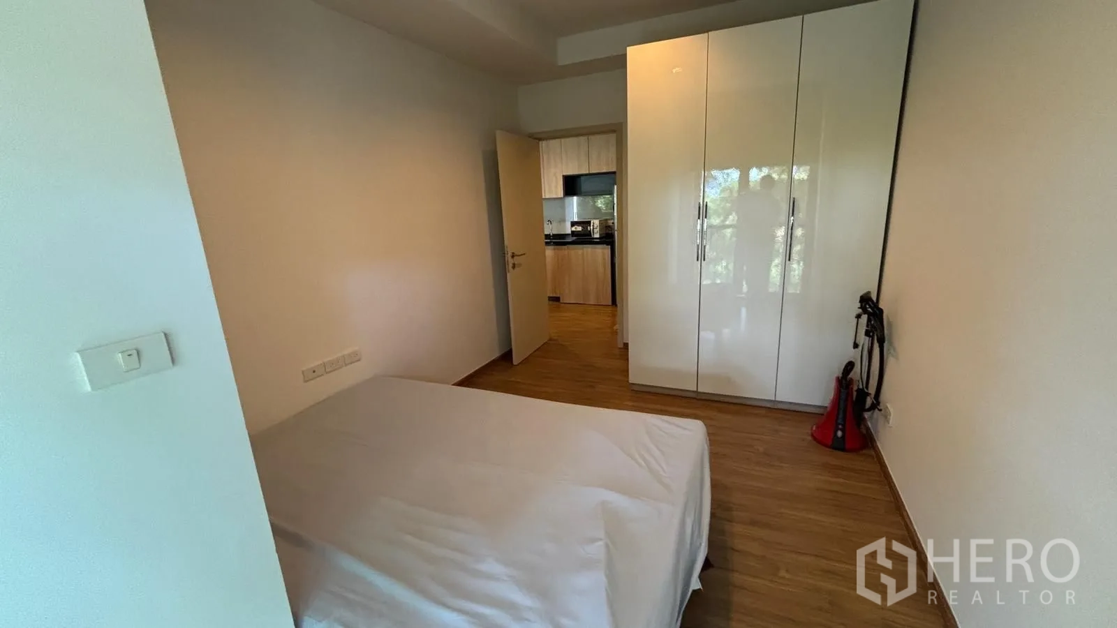公寓 for rent or sale in Watthana, Bangkok - 卧室内有大衣柜，并可看到外侧的厨房区域。