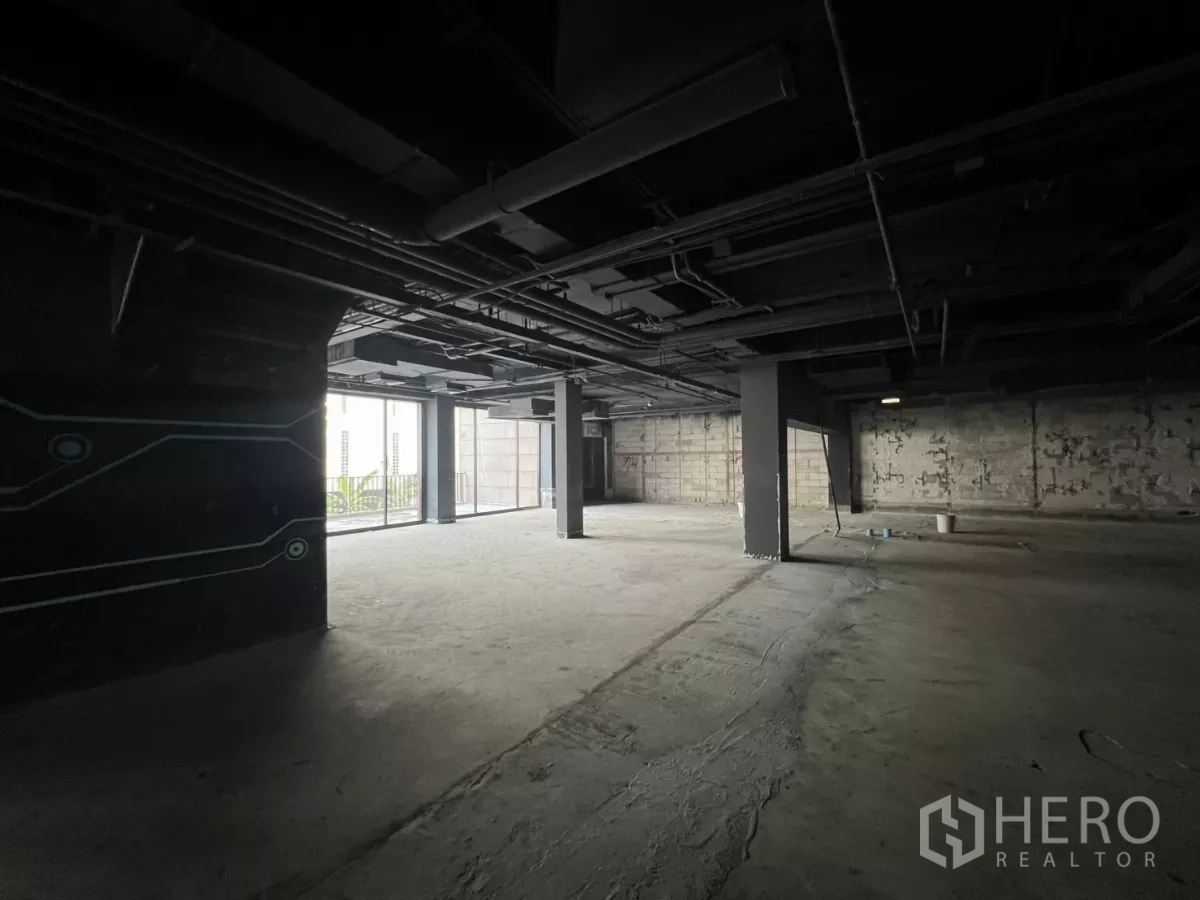 Retail Space for rent in Watthana, Bangkok - Deep retail floor with wide window line and unfinished surfaces