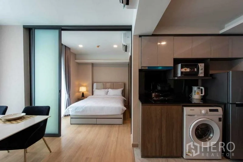 คอนโด ให้เช่าในHuai Khwang, Bangkok - ห้องนอนเชื่อมครัวขนาดกะทัดรัดพร้อมตู้บิลท์อินและเครื่องซักผ้า
