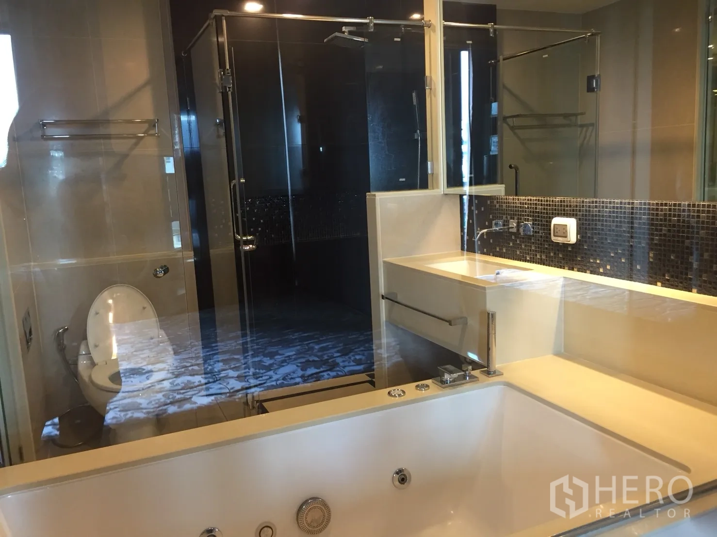 公寓 出租在Bang Rak, Bangkok - 现代浴室，设大尺寸浴缸、玻璃淋浴间与带马赛克背景墙的长台盆。