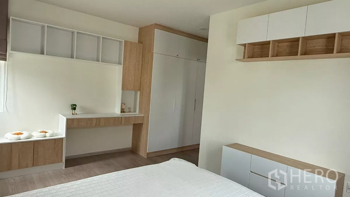 Detached House for rent in Bang Phli, Samut Prakan - Bedroom view showing storage cabinets, desk, and a fitted wardrobe.