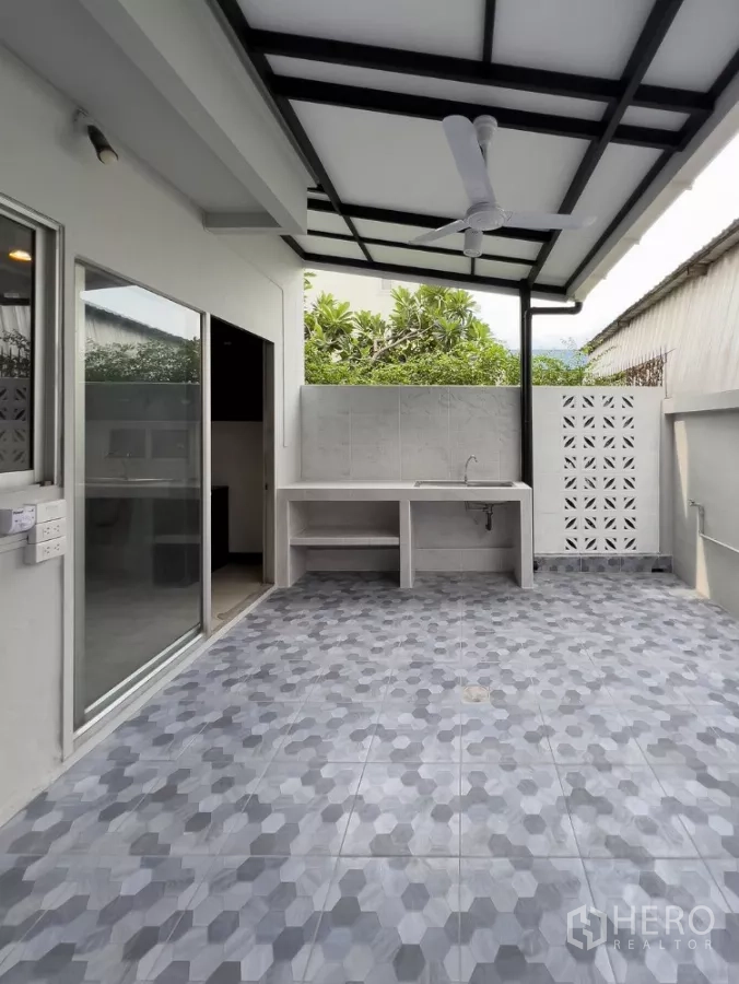 带办公室的家 出租在Lat Phrao, Bangkok - 半露天厨房露台，水槽与六角砖地面。