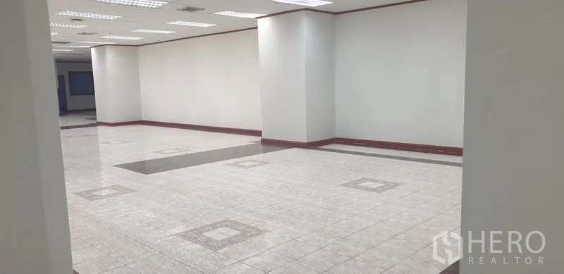 Office Space for rent in Din Daeng, Bangkok - Spacious office zone with white walls, tiled floors, and drop ceiling with lighting and air vents.