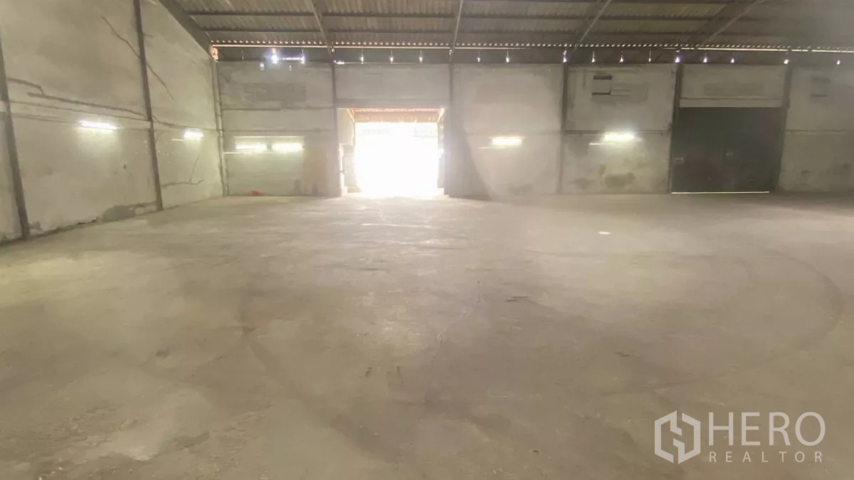 Factory for rent in Bang Sao Thong, Samut Prakan - Wide loading area view toward the main entrance with heavy-duty concrete flooring.