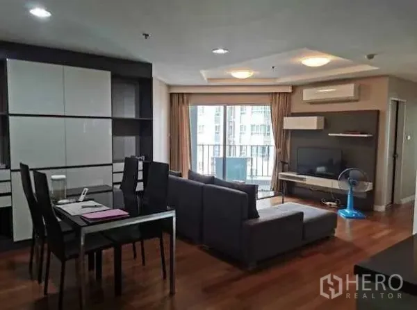 คอนโด ให้เช่าในHuai Khwang, Bangkok - พื้นที่นั่งเล่น-รับประทานอาหารเชื่อมสู่ระเบียง ตู้ทีวี และประตูกระจกมองวิวเมือง