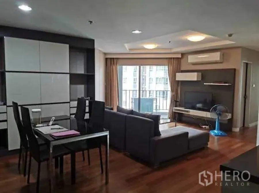 คอนโด ให้เช่าในHuai Khwang, Bangkok - พื้นที่นั่งเล่น-รับประทานอาหารเชื่อมสู่ระเบียง ตู้ทีวี และประตูกระจกมองวิวเมือง