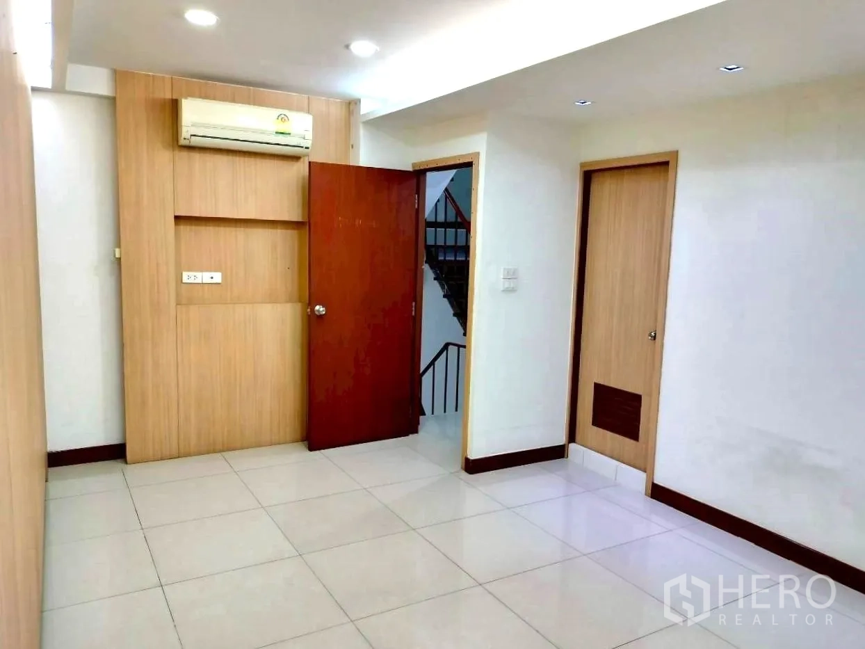 家庭办公室 for rent in Watthana, Bangkok - 紧凑房间，瓷砖地、木质嵌入墙面、筒灯与空调。