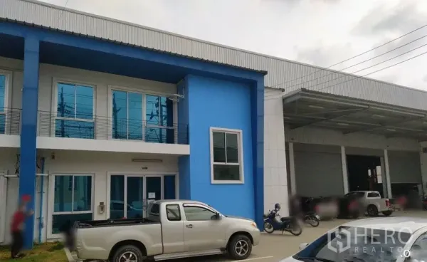 คลังสินค้า ให้เช่าในBang Sao Thong, Samut Prakan - อาคารสำนักงานสองชั้นสีฟ้าติดกับโกดังสมัยใหม่ มีลานโหลดสินค้าพร้อมหลังคาและที่จอดรถในบางเสาธง