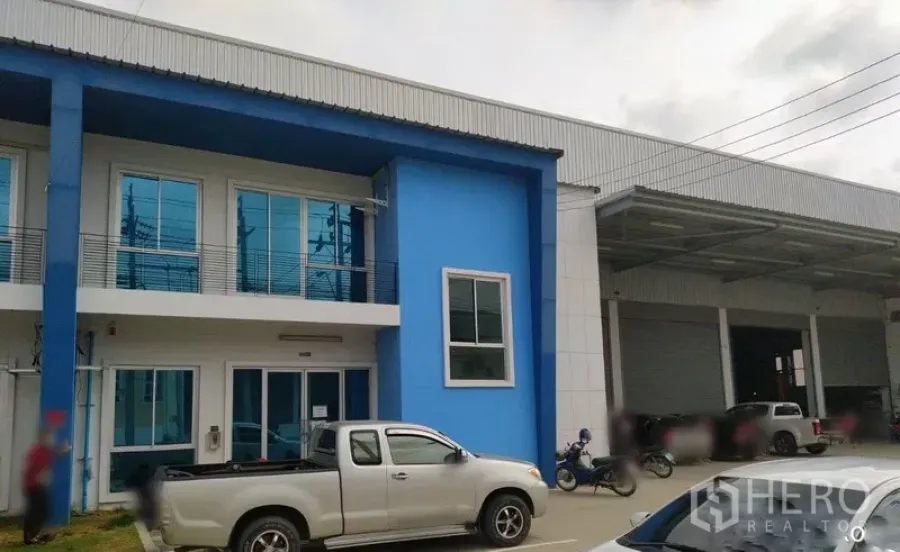 คลังสินค้า ให้เช่าในBang Sao Thong, Samut Prakan - อาคารสำนักงานสองชั้นสีฟ้าติดกับโกดังสมัยใหม่ มีลานโหลดสินค้าพร้อมหลังคาและที่จอดรถในบางเสาธง