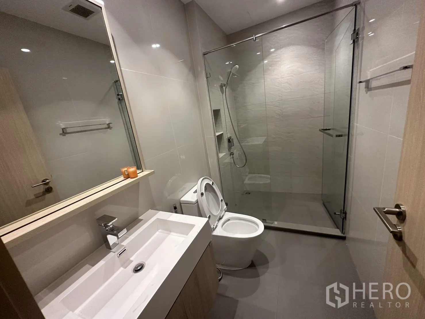 公寓 出租在Watthana, Bangkok - 客卫带玻璃淋浴房与宽大镜面台盆
