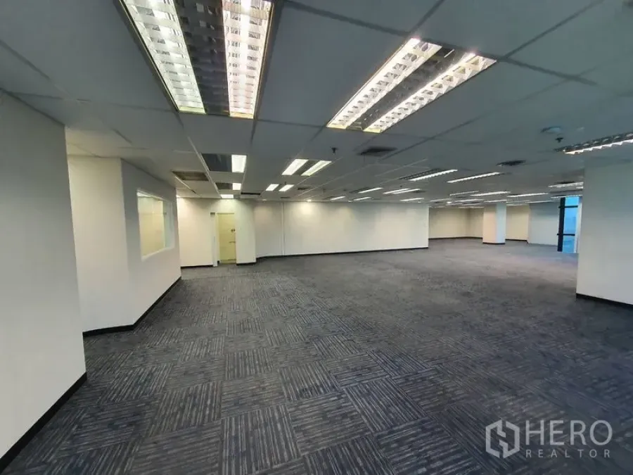 Office Space for rent in Watthana, Bangkok - Spacious office area with grid lighting, carpet tiles and internal glass partition wall.