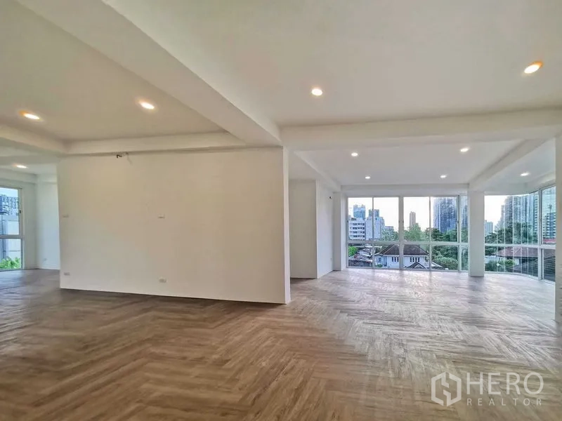 带办公室的家 出售在Suan Luang, Bangkok - 开放楼层，配大窗与城市视野