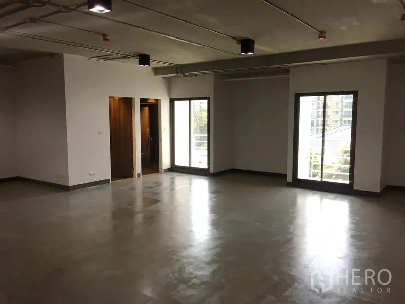 办公空间 出租在Khlong Toei, Bangkok - 采光充足的办公空间，落地窗与阳台相连，开放式布局与抛光地面。