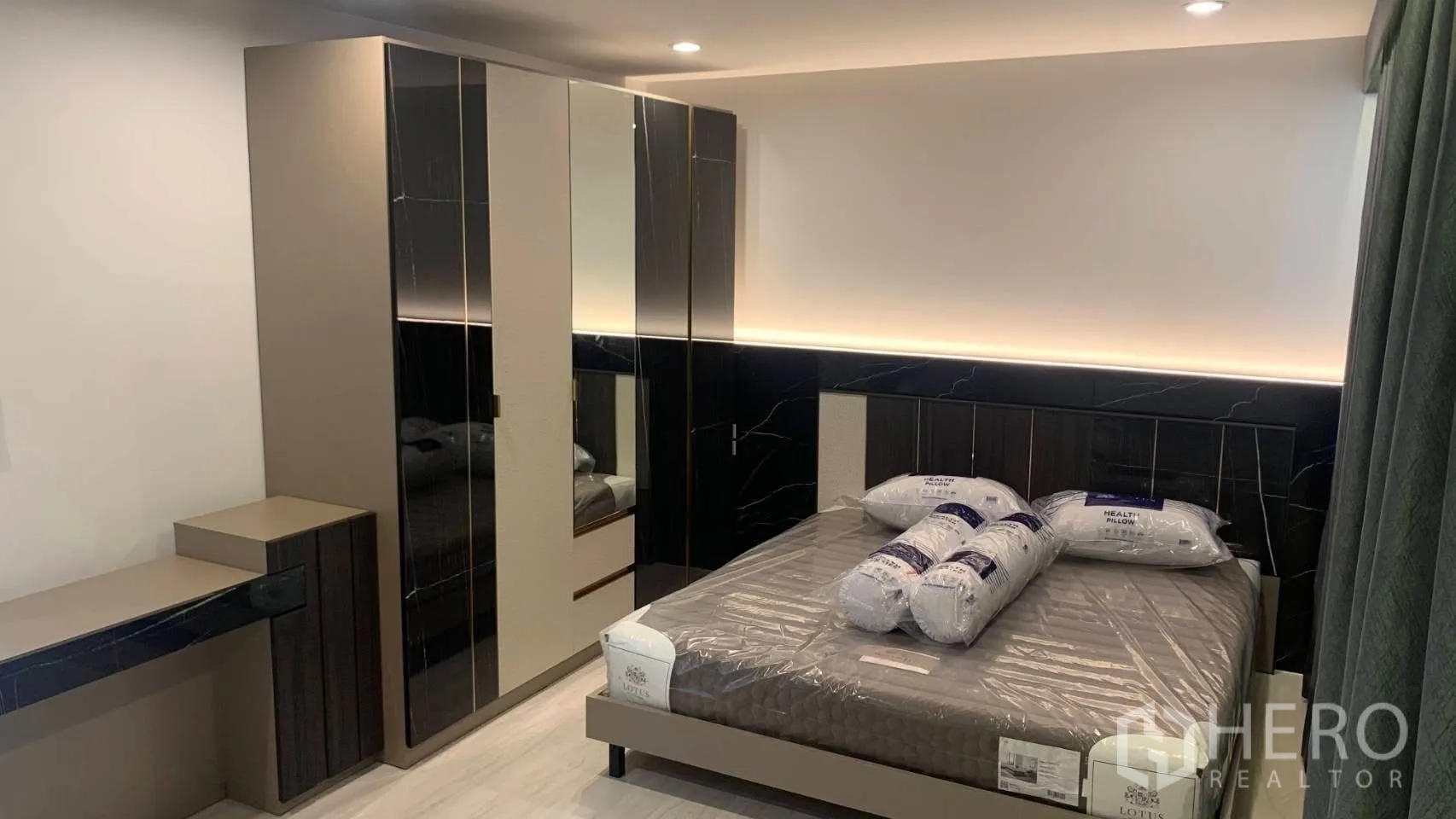 Detached House for rent in Lat Phrao, Bangkok - Furnished bedroom with bed, mirrored wardrobe and desk.