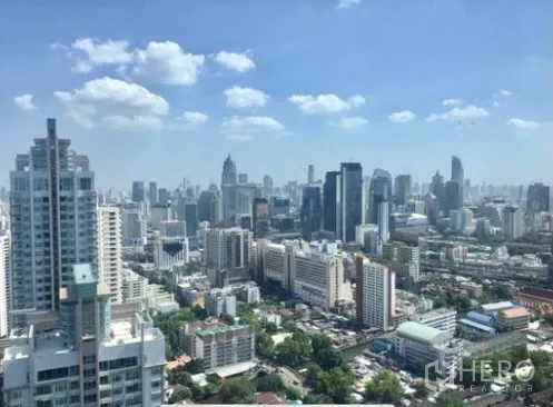 Condominium for sale in Ratchathewi, Bangkok - High-floor daytime view of Bangkok’s CBD towers and cityscape.
