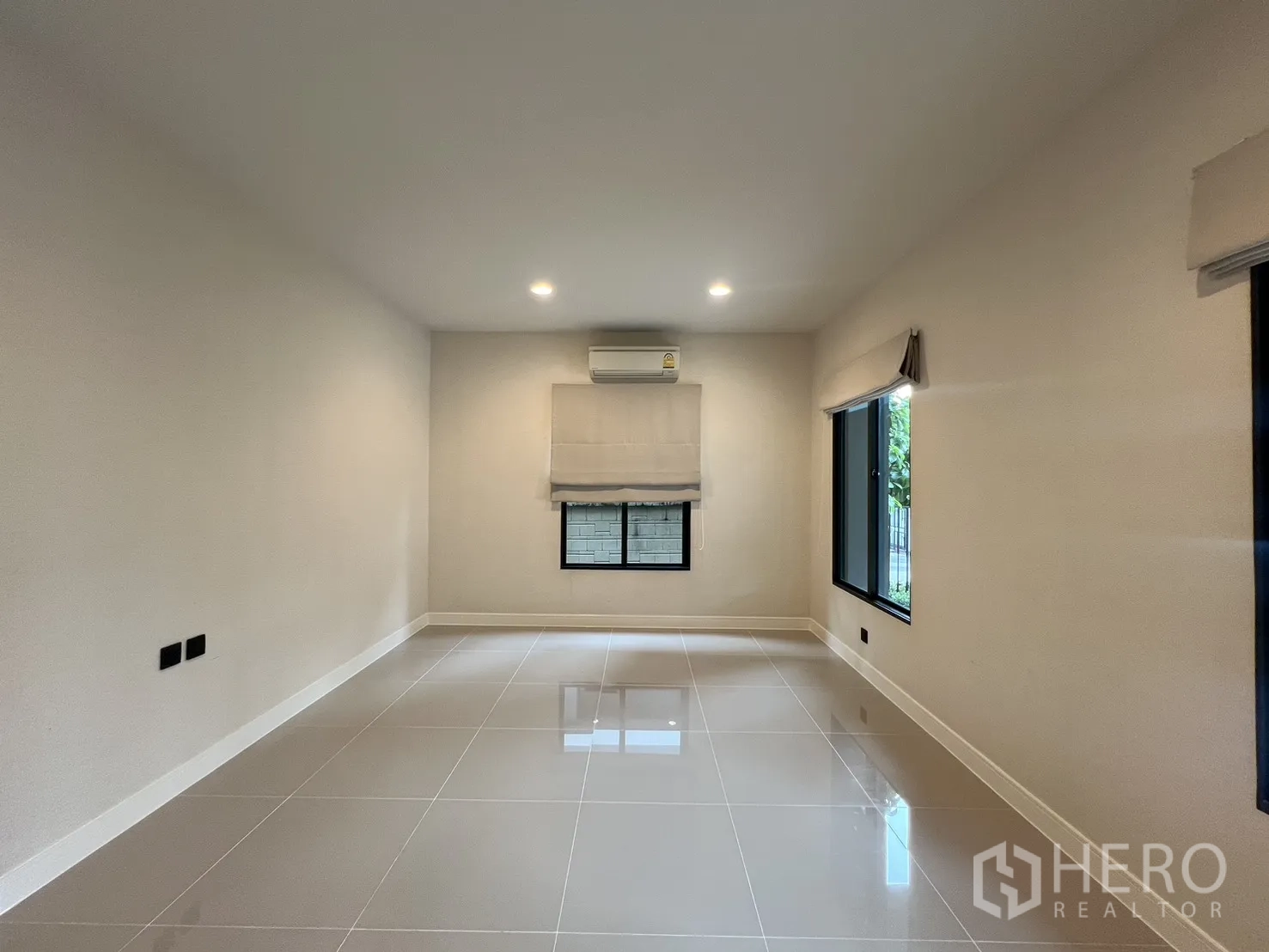 Detached House for rent in Bang Kapi, Bangkok - Alternate view of the spacious room with glossy tile floor.