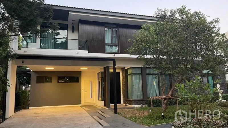 独立式住宅 出租在Bang Phli, Samut Prakan - 现代两层独栋别墅，带车棚与前庭绿化