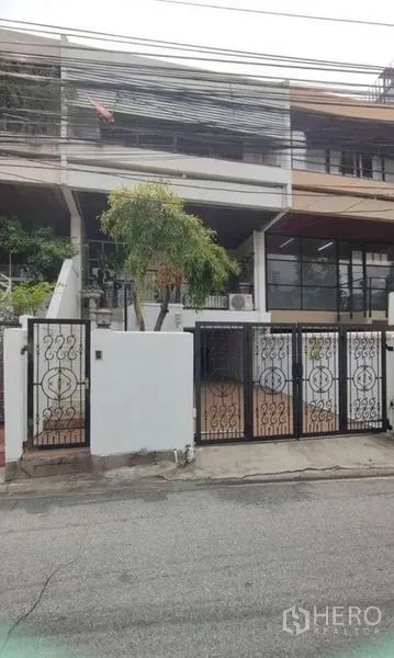 Home Office for rent in Watthana, Bangkok - Front gate and facade of a multi-storey home office on a quiet lane.