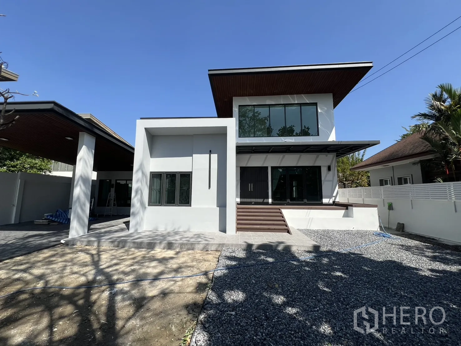 独立式住宅 出租在Saphan Sung, Bangkok - 现代两层独栋住宅正面全景，带围栏与开阔前院。
