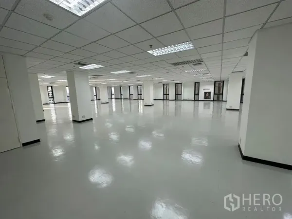 办公空间 出租 - 明亮空置办公室，光滑地面，多根立柱，四周窗户采光充足。