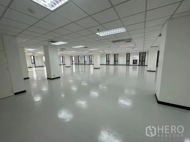 办公空间 出租 - 明亮空置办公室，光滑地面，多根立柱，四周窗户采光充足。