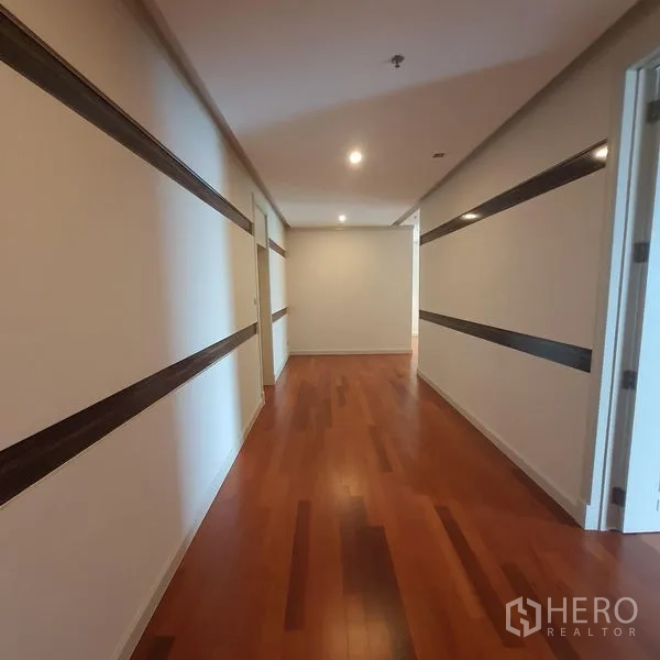 公寓 出租在Bang Kapi, Bangkok - 宽敞走廊，嵌灯与木地板。