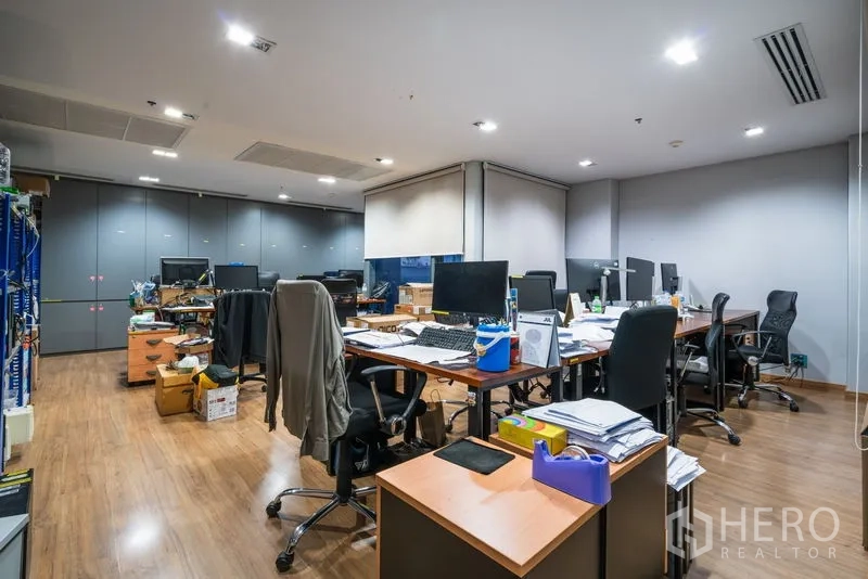 办公空间 出租 - 工作区配多张办公桌、人体工学椅与电脑显示器