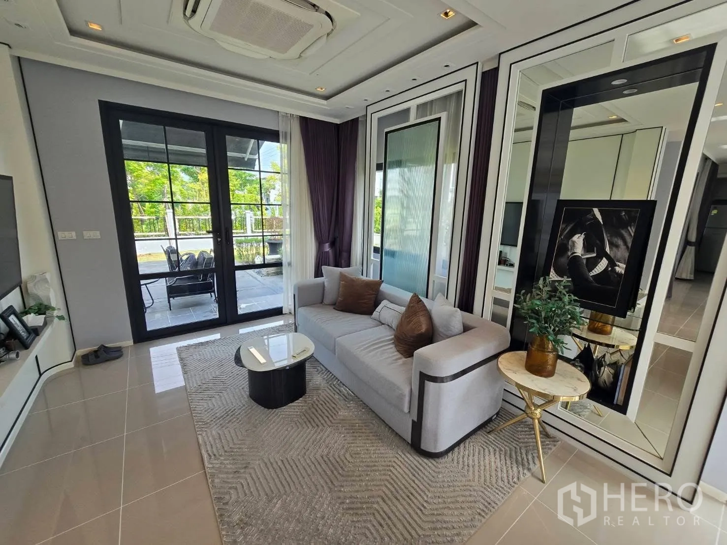 บ้านแฝด for rent in Bang Phli, Samut Prakan - ห้องนั่งเล่นสว่างด้วยโซฟา ประตูกระจกออกสู่เฉลียง และผนังกระจกเงา