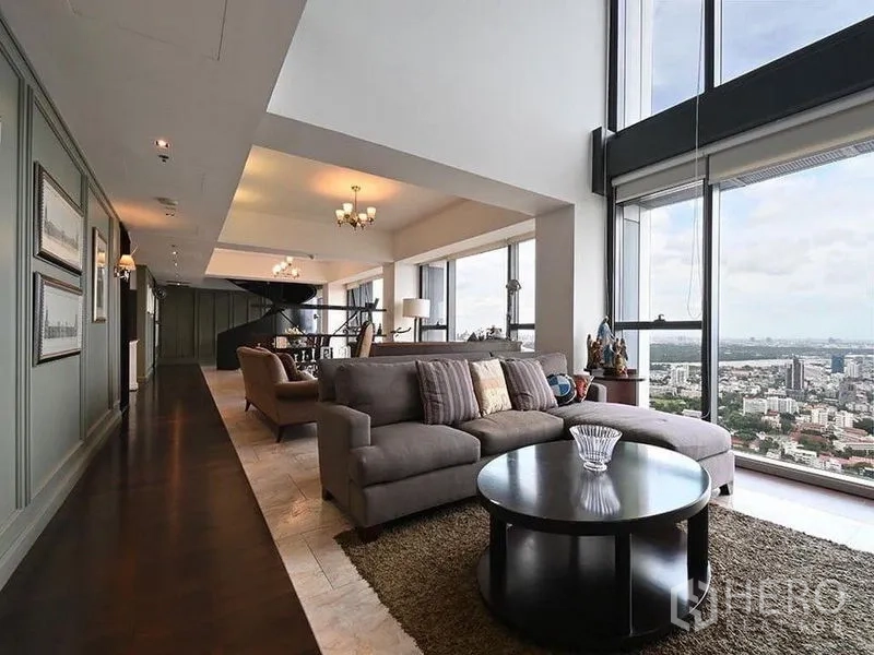 คอนโด ให้เช่าในSathon, Bangkok - ห้องนั่งเล่นกว้าง โซฟาตัวแอล หน้าต่างสูง มุมมองเมืองกรุงเทพฯโล่งตา