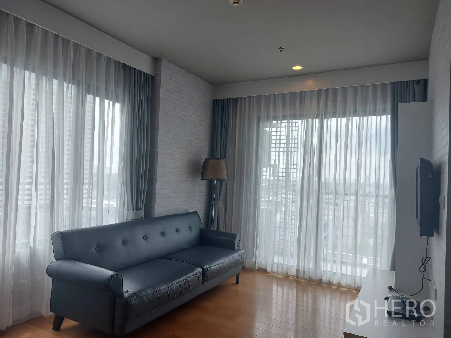 公寓 出租在Watthana, Bangkok - 转角客厅，落地窗环绕，可观城市景观