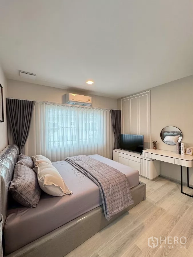 Detached House for rent in Bang Phli, Samut Prakan - Guest bedroom with double bed, TV, work desk and soft drapes