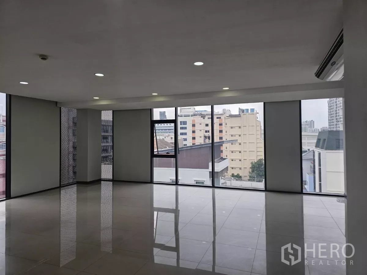 办公空间 出租在Sathon, Bangkok - 开放式办公区，大窗户与LED筒灯，可观天际线，位于沙吞。