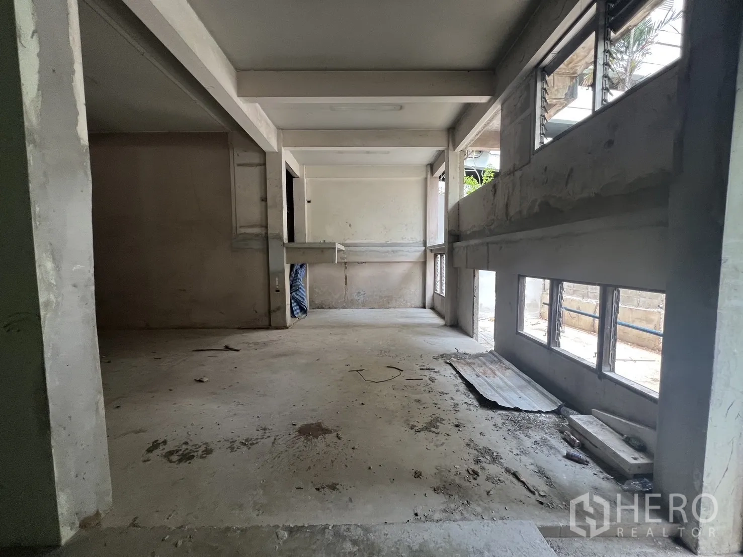 ตึกแถว for rent in Bang Rak, Bangkok - ห้องดิบมีช่องหน้าต่างแนวยาวรับแสง