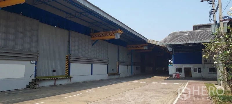 โรงงาน ให้เช่าในPhra Pradaeng, Samut Prakan - ทางวิ่งระหว่างโกดังพร้อมที่กำบังท่าเทียบและทางม้าลาย
