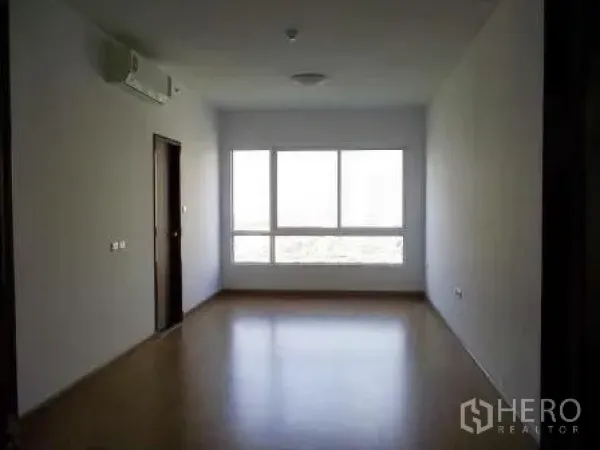 公寓 出租在Bangkok - 宽敞卧室，木地板与大窗，享城市天际线景观。
