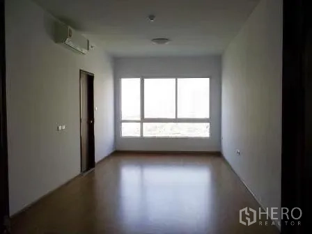 公寓 出租在Bangkok - 宽敞卧室，木地板与大窗，享城市天际线景观。