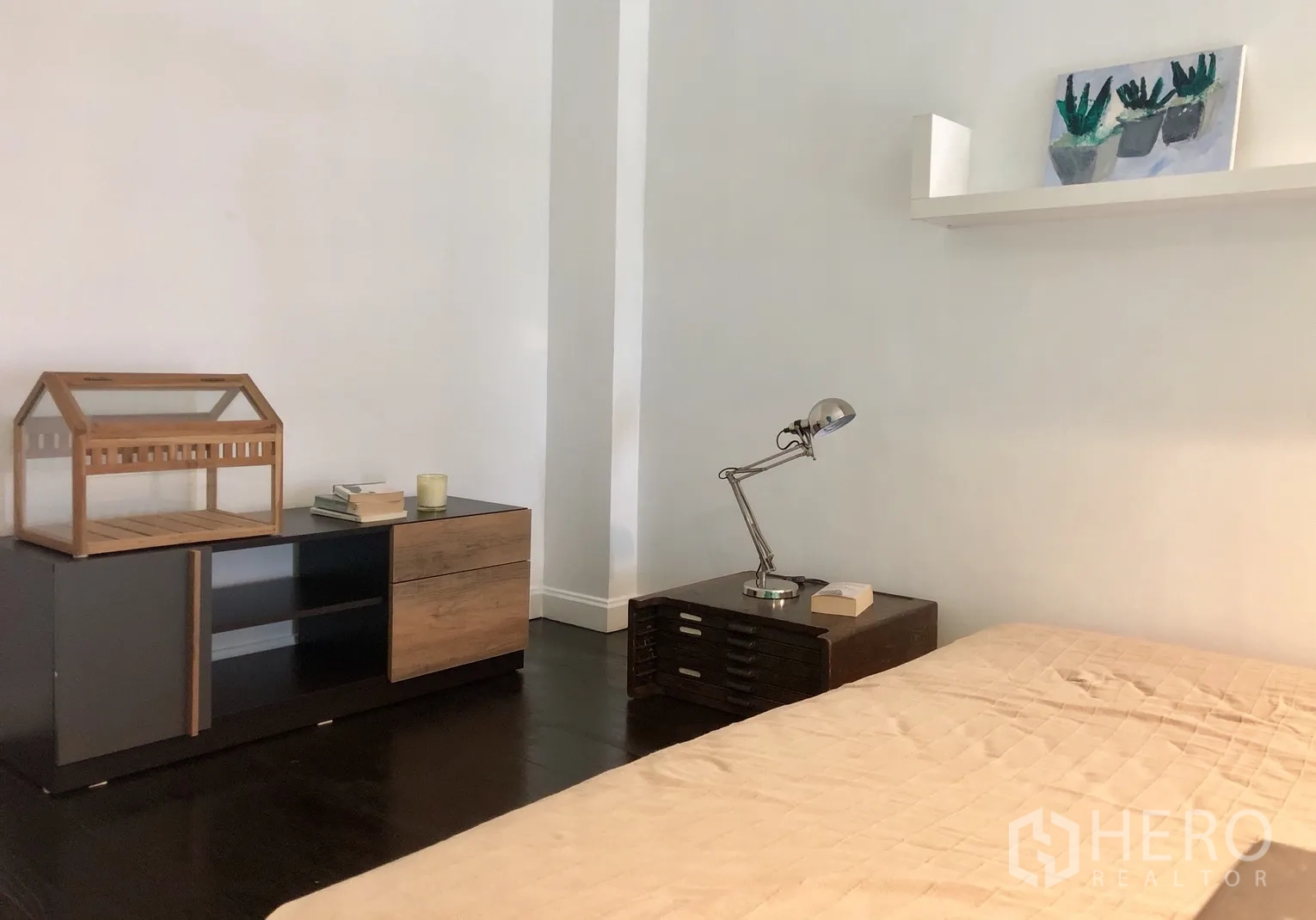 公寓 出租或出售在Khlong Toei, Bangkok - 极简卧室，深色木地板，床头灯与低矮收纳柜。