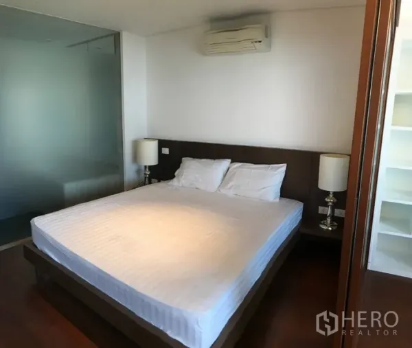 公寓 出租在Pathum Wan, Bangkok - 卧室配大床、床头灯与磨砂玻璃隔断