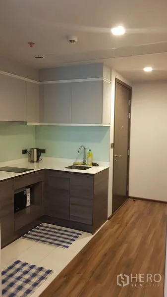 คอนโด ขายในWatthana, Bangkok - ครัวบิวท์อินสมัยใหม่ ตู้เก็บของบน-ล่าง อ่างล้างจาน และเครื่องใช้ไฟฟ้าในตัว