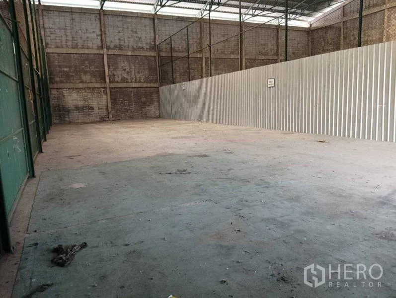 货栈 出租在Prawet, Bangkok - 仓库内部，钢结构高屋顶、混凝土地面与波纹金属墙面。
