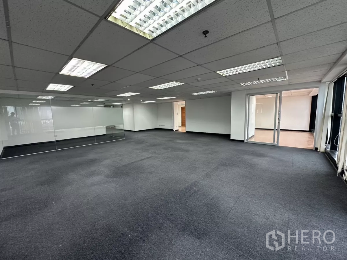 สำนักงาน ให้เช่าในWatthana, Bangkok - พื้นที่ทำงานเปิดโล่ง เห็นห้องประชุมกระจก หน้าต่างบานใหญ่ และทางเชื่อมสู่โซนพื้นกระเบื้อง