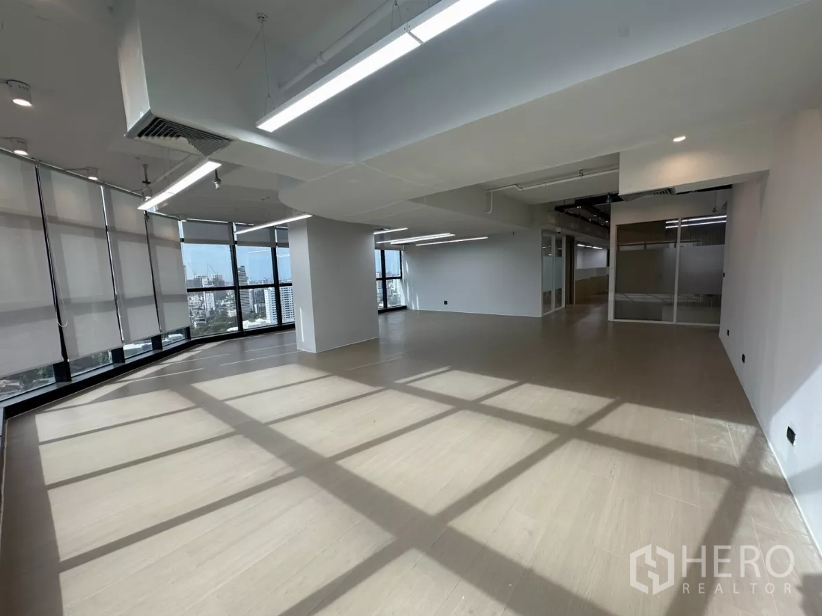 办公空间 出租在Watthana, Bangkok - 采光充足的开放式办公室，落地窗与城市景观。
