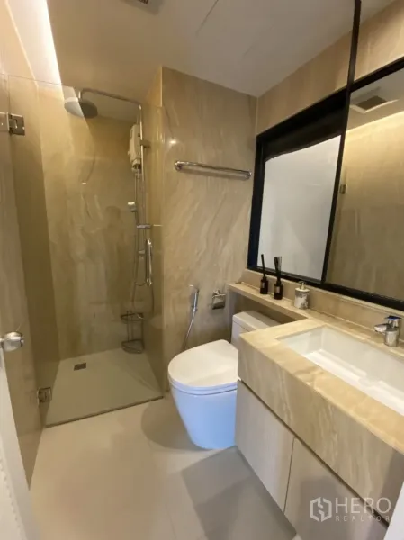 Condominium for rent in Bang Rak, Bangkok - Modern bathroom with rain shower, vanity and toilet in a 1-bedroom condo near BTS Chong Nonsi, Bang Rak Bangkok.
