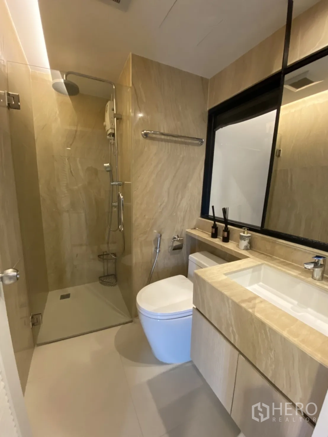 Condominium for rent in Bang Rak, Bangkok - Modern bathroom with rain shower, vanity and toilet in a 1-bedroom condo near BTS Chong Nonsi, Bang Rak Bangkok.