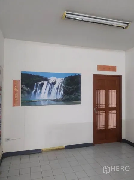带办公室的家 出租在Yan Nawa, Bangkok - 室内一角，木门与瀑布装饰画，顶灯照明。