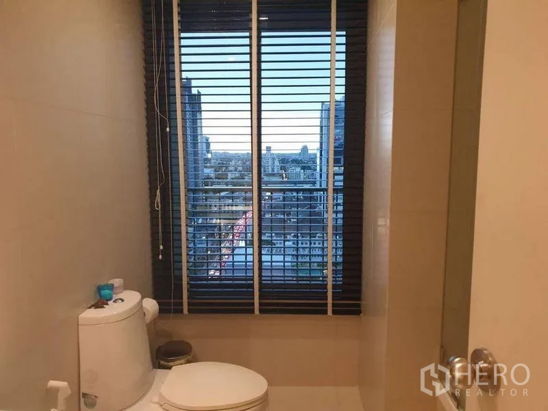 公寓 出租在Watthana, Bangkok - 带大窗与百叶的浴室，可眺望曼谷天际线。