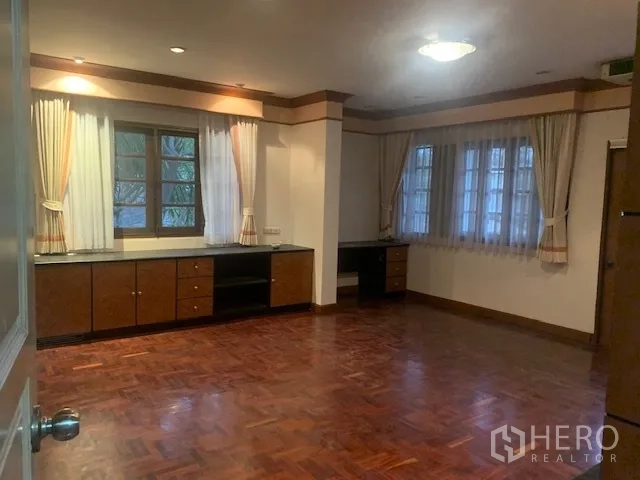 独立式住宅 出租在Khan Na Yao, Bangkok - 宽敞多功能房，实木地板，转角窗配纱帘，带内置柜体。