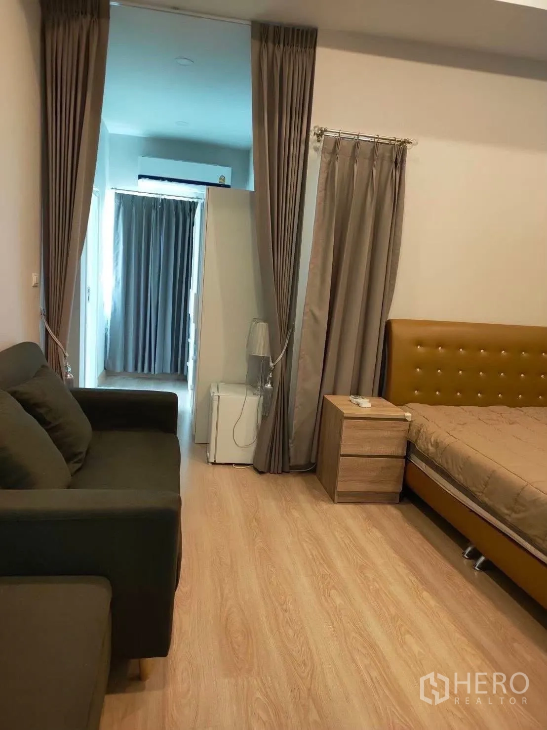 บ้านเดี่ยว for rent in Bang Phli, Samut Prakan - ห้องนอนสวีทมีเตียงและโซฟาพื้นไม้ ผ้าม่านทึบ