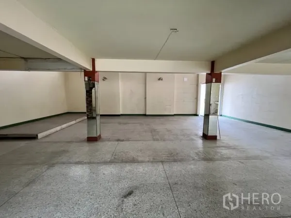 Detached House for rent in Suan Luang, Bangkok - Ground floor open space with columns and raised platform.