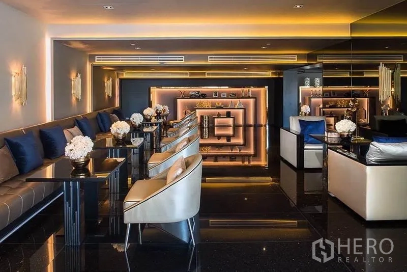 Condominium for rent in Khlong San, Bangkok - Residents’ lounge with banquette seating, ambient lighting, and bar-style counter.